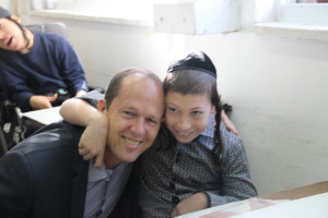 Mayor Nir Barkat  with a student at Tikvah Layeled Foundation at a visit 